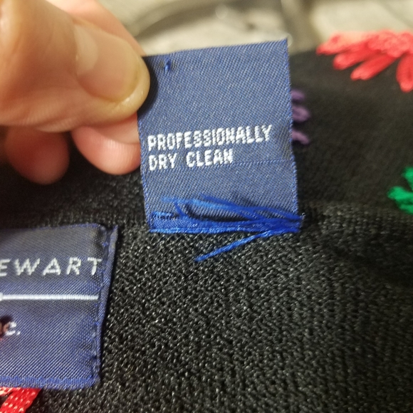 Catherine Stewart Embroidered Sweatshirt Size XL.Pit to pit approx:  20.5 inch - Picture 5 of 7